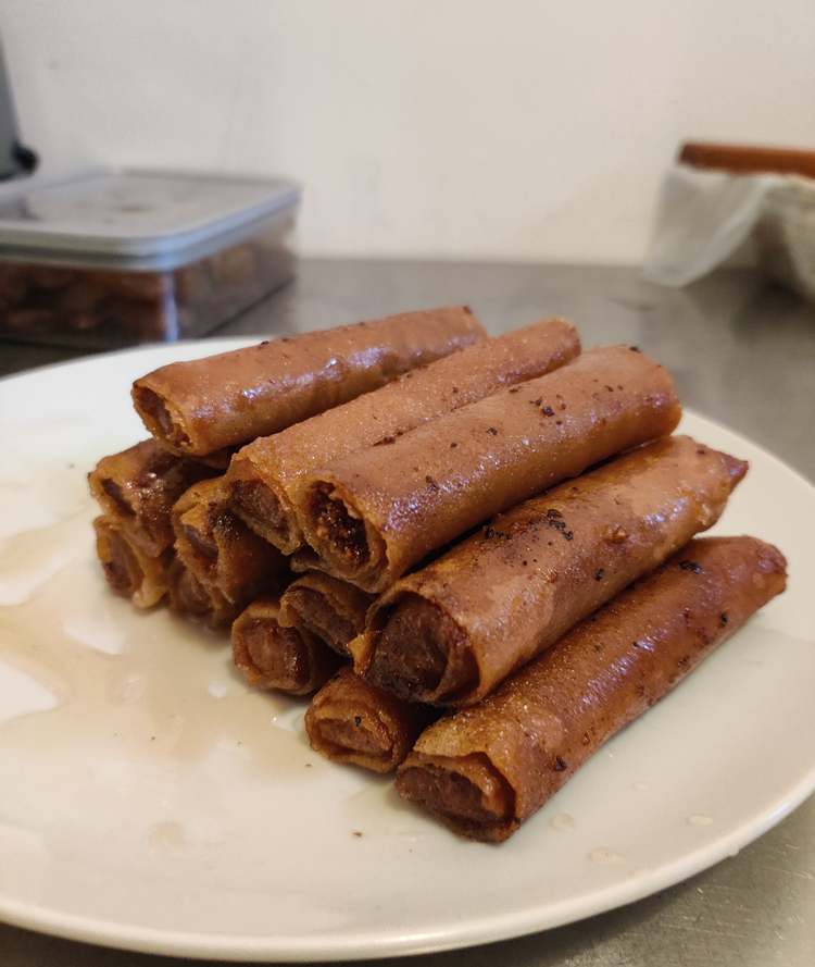 Cigares aux amandes à Nice, pâtisserie algérienne croustillante