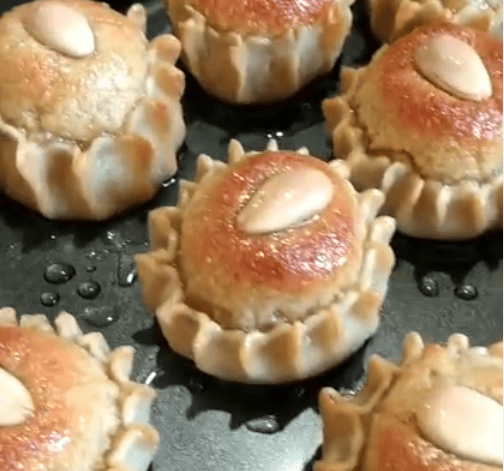 Dziriettes à Nice, pâtisserie aux amandes décorée à la main