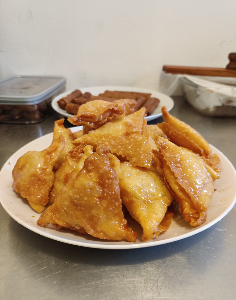 Assiette de samsas fourrées aux amandes